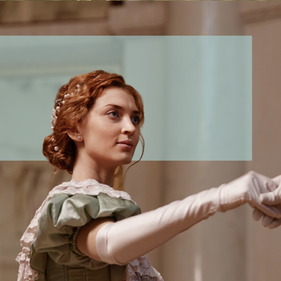 Kvinde i Regency-stil der tager imod fremstrakt hånd til dans.