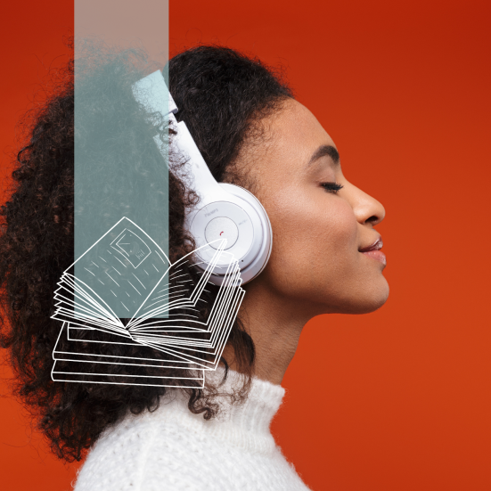 Billede af en kvinde med headset og en bog